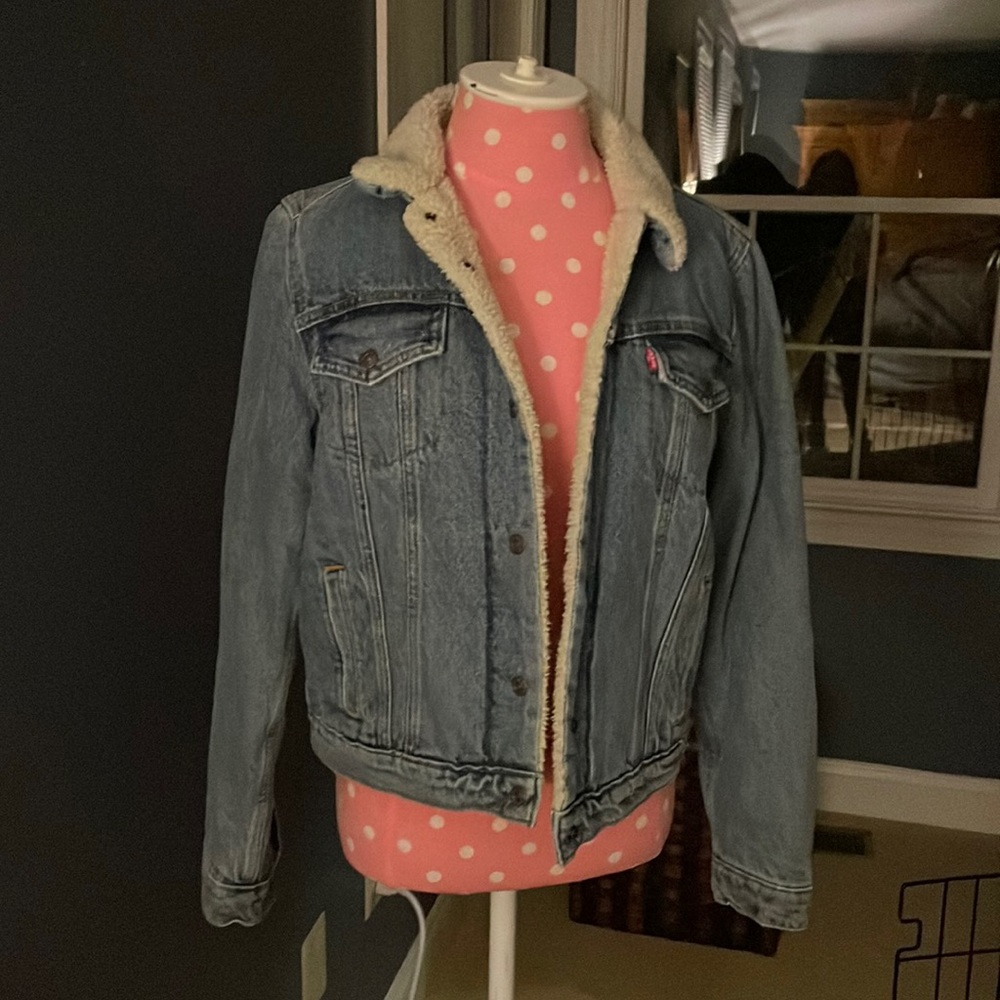Women’s original Levi trucker jacket size large NWT